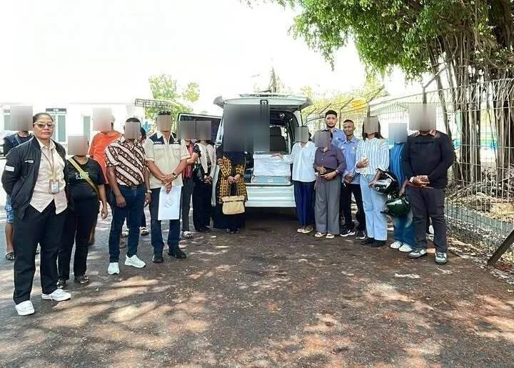 Ketibaan jenazah PMI dan proses persiapan pengantaran ke rumah duka.