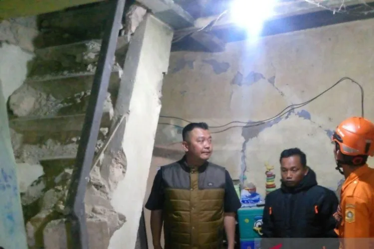 Anggota BPBD melakukan asesmen rumah terdampak gempa di Pamijahan, Kabupaten
Bogor, Jawa Barat, Jumat (16/10/2026). (ANTARA/LINGKAR NETWORK)