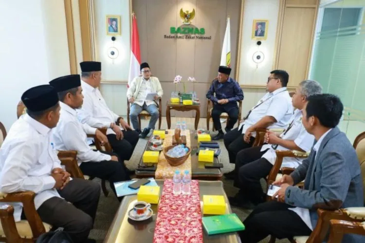 Pimpinan Riset, Pengembangan, Perencanaan, dan Inovasi Baznas RI sekaligus
Pembina Wilayah Provinsi Nusa Tenggara Barat (NTB) Syarifuddin (keempat kiri)
dan Bupati Bima, Ady Mahyudi (keempat kanan) dalam audiensi Baznas RI bersama
Pemkab Bima, dan Baznas Kabupaten Bima di Kantor Baznas RI, Jakarta, Senin
(19/10/2026). ANTARA/LINGKAR NETWORK.