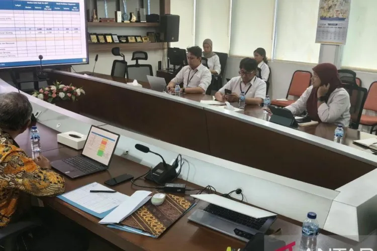 Kabupaten Bima Dapat Rp182,6 Miliar dari Kemen PU, untuk Apa Saja? 1 Kepala Dinas PUPR Kabupaten Bima Taufik (seragam batik) mengikuti rapat
koordinasi Pusat Fasilitasi Infrastruktur Daerah (PFID) Kementerian Pekerjaan
Umum di Jakarta. ANTARA/LINGKAR NETWORK.