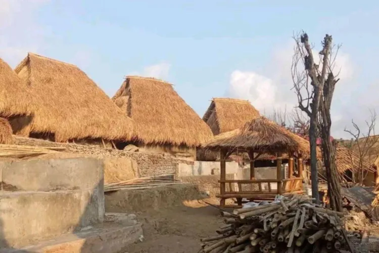 Sebagian bangunan rumah adat Sade Desa Rambitan, Kecamatan Pujut, Kabupaten
Lombok Tengah, Provinsi NTB, yang telah dilakukan pembangunan ulang di Lombok
Tengah, Rabu (14/10/2026). ANTARA/LINGKAR NETWORK.
