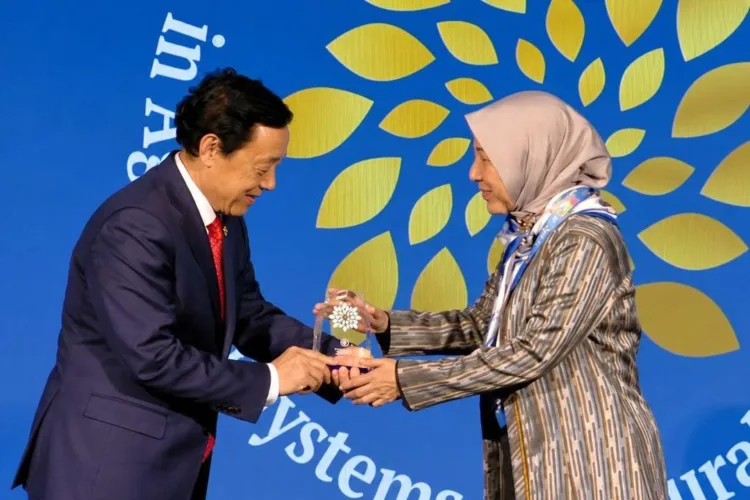 Kembangkan Talas Beneng, Rulyantina Petani Asal Banten Raih Penghargaan di Roma Italia 1 Dua petani perempuan Indonesia, Rulyantina asal Pandeglang Banten dan Istiqamah
dari Aceh, meraih penghargaan 100 Women Heroes FAO 2026 di Roma, Italia.
ANTARA/LINGKAR NETWORK.