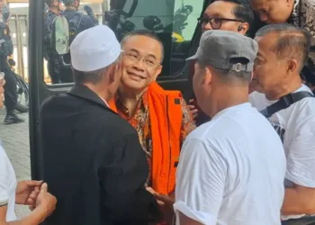 Bupati Pati nonaktif Sudewo menjumpai simpatisan ketika hendak menuju Gedung Pengadilan Tipikor Semarang untuk melakukan pledoi, Senin (5/10/2026). (Lingkar.news Network)