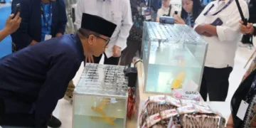 Mendes PDT Yandri Susanto berkeliling di pameran UMKM dalam Trade Expo Indonesia 2026.