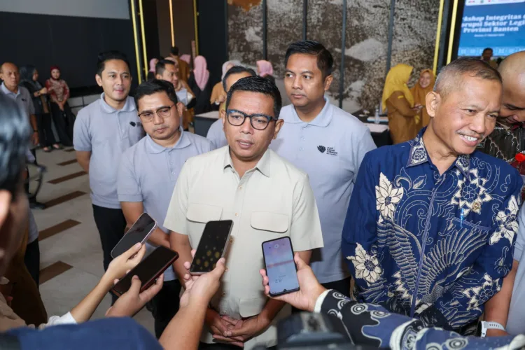 Gubernur Banten Andra Soni memberikan keterangan usai acara Workshop Integritas dan Antikorupsi Sektor Legislatif Provinsi Banten di Kota Serang, Selasa (27/10/2026).ANTARA FOTO/LINGKAR NETWORK.