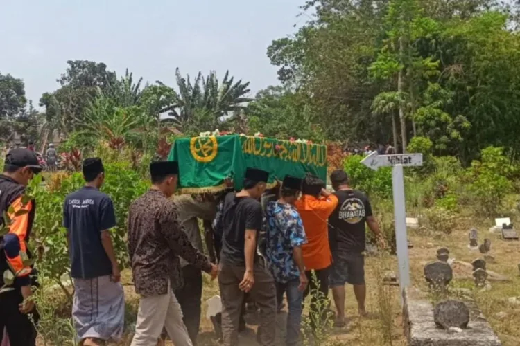 Dua Korban KMP Virgo Asal Jember Ditemukan, Tim SAR Lanjutkan Pencarian 1 Jenazah korban KMP Virgo Transport 8, Abdul Rosyid dimakamkan di TPU Desa
Seruni, Kecamatan Jenggawah, Kabupaten Jember, Sabtu (10/10/2026).
ANTARA/LINGKAR NETWORK.