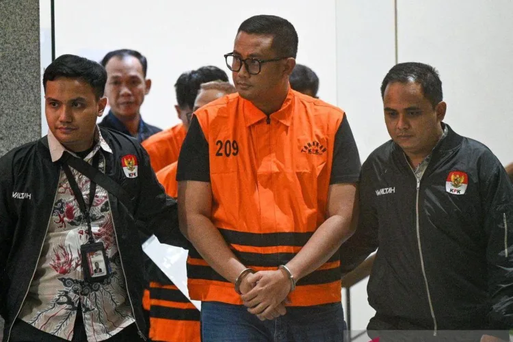 Bupati Klaten Hamenang Wajar Ismoyo (tengah) berjalan menggunakan rompi tahanan
usai menjalani pemeriksaan di Gedung Merah Putih KPK, Jakarta, Jumat
(16/10/2026). ANTARA.