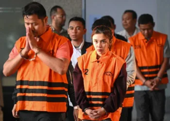 Para tersangka dugaan korupsi dana siap pakai pada BNPB digelandang menuju rumah tahanan KPK, Rabu (14/10/2026). (Lingkar.news Network)
