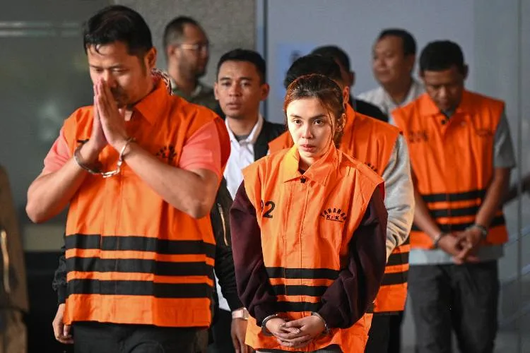 KPK Sita Uang Tunai Rp3,3 Miliar dari OTT BNPB, Ada Juga Logam Mulia dan Kripto! 1 Para tersangka dugaan korupsi dana siap pakai pada BNPB digelandang menuju rumah tahanan KPK, Rabu (14/10/2026). (Lingkar.news Network)