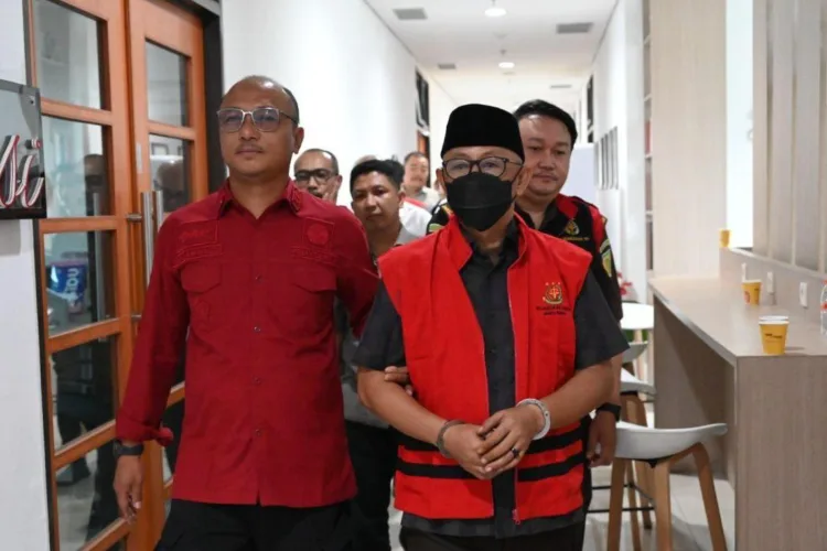 Tersangka korupsi tunjangan perumahan dan tunjangan transportasi DPRD Indramayu,
S (Syaefudin) dibawa penyidik Kejaksaan Tinggi Jawa Barat untuk dilakukan
penahanan di Kejati Jabar, Bandung, Rabu (21/10/2026). (ANTARA/LINGKAR NETWORK)