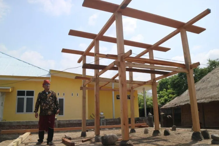 Direktur Bina Kepercayaan Terhadap Tuhan YME dan Masyarakat Adat Kementerian
Kebudayaan Sjamsul Hadi meninjau rekonstruksi ulang bangunan adat yang rusak
akibat insiden kebakaran di Desa Adat Bayan, Lombok Utara, Nusa Tenggara Barat,
Sabtu (24/10/2026). ANTARA/LINGKAR NETWORK.