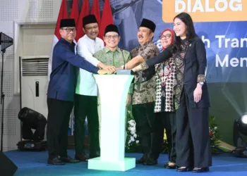 Menko Pemberdayaan Masyarakat Muhaimin Iskandar bersama Mendes PDT Yandri Susanto, Menteri PPN/Bappenas Rachmat Pambudy, serta pimpinan kementerian/lembaga secara bersama-sama menekan tombol sebagai tanda dibukanya Dialog Nasional Pemberdayaan dengan tema Langkah Transformasi Pemberdayaan Masyarakat Menuju Indonesia Emas 2045 di Jakarta, Rabu (14/10/2026).