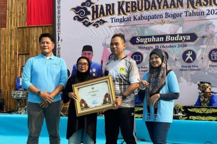 Eksis Sejak 1965, Kuliner Laksa Pak Inin Bogor Resmi Jadi Warisan Budaya Nasional 1 Sekretaris Daerah Kabupaten Bogor Ajat Rochmat Jatnika menyerahkan penghargaan kepada perwakilan Laksa Pak Inin Cihideung di Alun-Alun, Cibinong, Kabupaten Bogor, Jawa Barat, Minggu (18/10/2026). ANTARA/LINGKAR NETWORK.