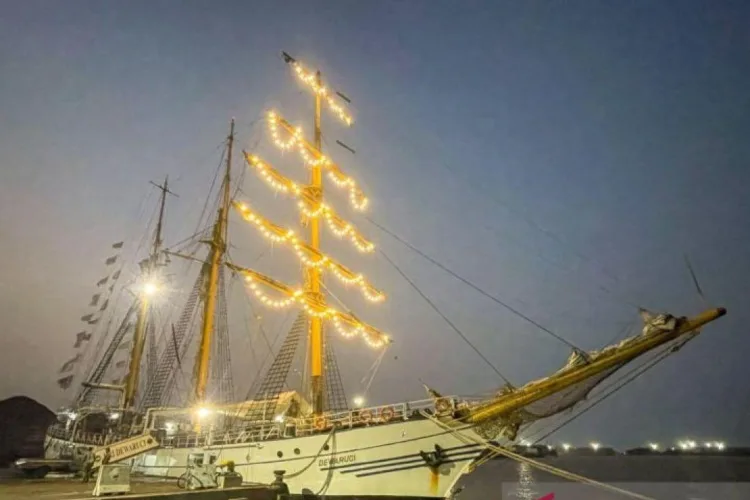 Kondisi KRI Dewaruci saat bersandar di Pelabuhan Cirebon, Jawa Barat, Selasa
(13/10/2026). ANTARA/LINGKAR NETWORK.