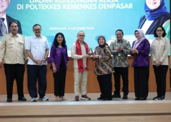 Menteri P2MI Mukhtarudin bersama para pembicara dalam kegiatan dialog dengan alumni Poltekkes Kemenkes Denpasar, Bali, Jumat (20/10/2026).