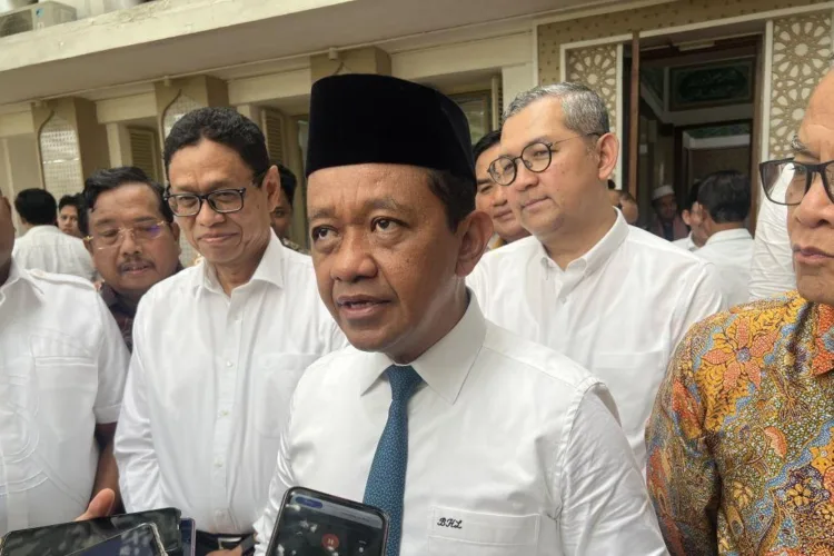 Lokasi 5 Konsesi Tambang Bernilai Rp5.400 Triliun Diungkap Bahlil, Salah Satunya di NTB 1 Menteri Koordinator Hilirisasi dan Transisi Energi Bahlil Lahadalia memberi
keterangan ketika ditemui di Kantor Kementerian ESDM, Jakarta, Jumat
(23/10/2026). (ANTARA/LINGKAR NETWORK)