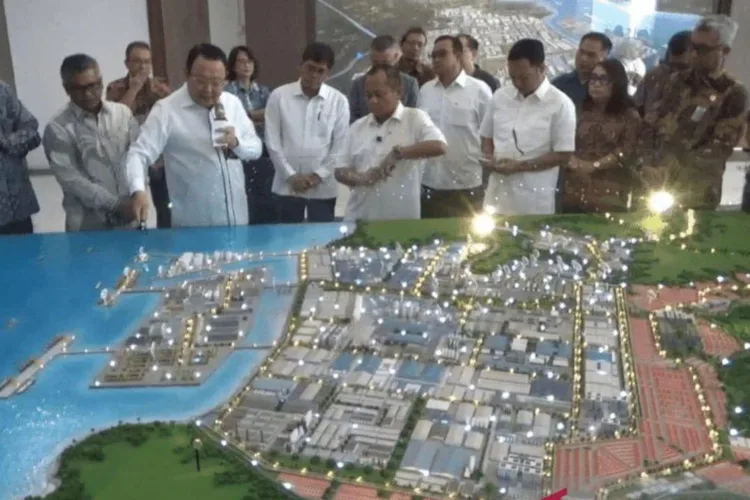 Menperin M Sarmuji (tengah) memantau denah KEK JIIPE di Kabuapten Gresik, Jawa
Timur, Jumat (16/10/2026). ANTARA/LINGKAR NETWORK.