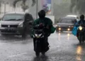 Info Cuaca Jateng Terkini: 27-29 Potensi Hujan Lebat! 6 Ilustrasi-Sejumlah kendaraan menembus hujan yang lebat. Info cuaca Jateng dua hari ke depan bisa cek di sini.