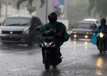 Ilustrasi-Sejumlah kendaraan menembus hujan yang lebat. Info cuaca Jateng dua hari ke depan bisa cek di sini.