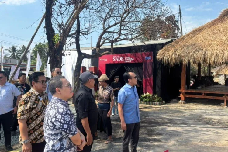Pascakebakaran, 40 Rumah Adat Sade dan Fasum Mulai Dibangun Kembali 1 Sekretaris Kementerian Koordinator Bidang Perekonomian Susiwijono Moegiarso
didampingi Asdep Pengembangan Pariwisata Kemenko Perekonomian Herfan Brilianto
dan Kepala Biro Pengendalian Kawasan Ekonomi Khusus Sekretariat Jenderal Dewan
Nasional Kawasan Ekonomi Khusus (Setdenas KEK) Bambang Wijanarko melakukan
kunjungan kerja ke Desa Adat Sade, Kabupaten Lombok Tengah, Nusa Tenggara Barat
(NTB), Jumat (9/10/2026). (ANTARA/LINGKAR NETWORK)