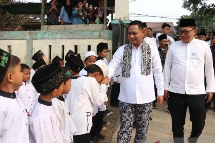 Revitalisasi Sekolah Sasar 21 SD dan 20 SMP di Bekasi, Anggaran Rp27,8 Miliar 1 Plt. Bupati Bekasi Asep Surya Atmaja menghadiri open house SDN Bojongsari 04 di
Kecamatan Kedungwaringin setelah tuntas pekerjaan revitalisasi, Sabtu
(17/10/2026).ANTARA/LINGKAR NETWORK.