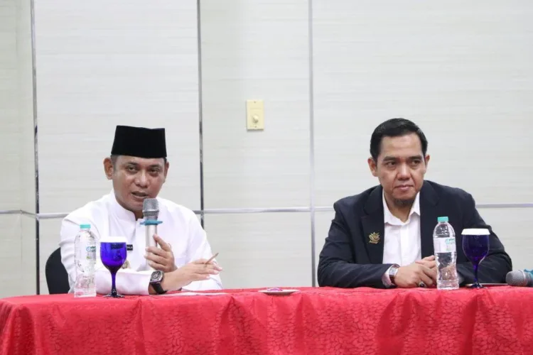 Tunggakan BPJS Rp247 Miliar Lunas, Pemkab Bekasi Siap Luncurkan UHC Prioritas Bulan Ini 1 Plt. Bupati Bekasi Asep Surya Atmaja (kiri) menghadiri rapat koordinasi
persiapan UHC Prioritas Kabupaten Bekasi di Sakura Park Cikarang Pusat, Jumat
(9/10/2026).ANTARA/LINGKAR NETWORK.