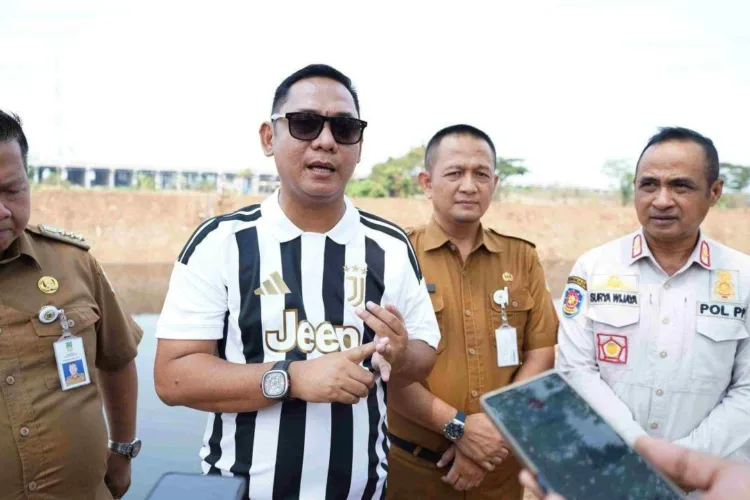 Plt. Bupati Bekasi Asep Surya Atmaja meninjau progres pekerjaan normalisasi Kali
CBL di Desa Srimahi, Kecamatan Tambun Utara, Selasa (13/10/2026). ANTARA/LINGKAR NETWORK.