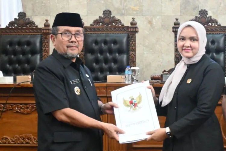 Hindari Terpecahnya Pasar, Pemkab Cirebon akan Gabungkan Dua BPR 1 Bupati Cirebon Imron (kiri) saat menyerahkan hantaran raperda terkait merger BPR
kepada DPRD di Cirebon, Jawa Barat, Selasa (27/10/2026). ANTARA/LINGKAR NETWORK.
