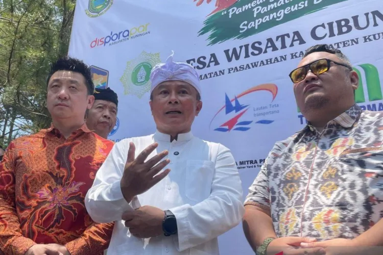 Kembangkan Sport Tourism, Pemkab Kuningan Targetkan Kunjungan 5.000 Wisatawan 1 Bupati Kuningan Dian Rachmat Yanuar (dua dari kanan) saat memberikan keterangan
di Kuningan, Jawa Barat, Sabtu (17/10/2026). ANTARA/LINGKAR NETWORK.
