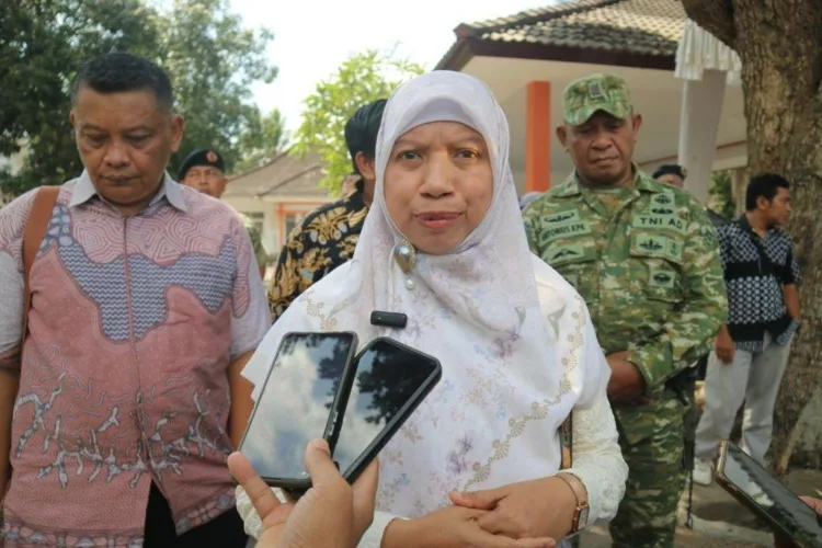 Atasi 7.000 Anak Putus Sekolah, Lombok Barat Siapkan 8,6 Hektare Lahan untuk Dirikan SR 1 Wakil Bupati Lombok Barat Nurul Adha memaparkan arah pembangunan sekolah sekolah
rakyat berkapasitas 2.000 siswa dalam sesi wawancara cegat usai menghadiri open
house SRMP 18 di Lombok Barat, Nusa Tenggara Barat, Sabtu (17/10/2026).
ANTARA/LINGKAR NETWORK.