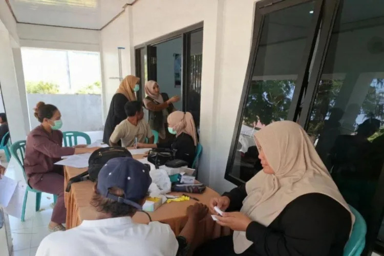 Petugas kesehatan melakukan skrining tuberkulosis (TB) terhadap warga di
Kelurahan Brang Biji, Kecamatan Sumbawa, Kabupaten Sumbawa, NTB, Jumat
(23/10/2026). Pemerintah Kabupaten Sumbawa memperluas deteksi dini TB melalui
pemeriksaan rontgen portabel di 45 lokasi untuk meningkatkan penemuan kasus
penyakit tersebut. ANTARA/Ady Ardiansah