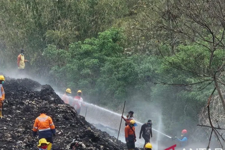 Petugas gabungan melakukan upaya pemadaman kebakaran yang melanda Tempat
Pemrosesan Akhir (TPA) Supit Urang di Kota Malang, Jawa Timur, Minggu
(25/10/2026). ANTARA/LINGKAR NETWORK.