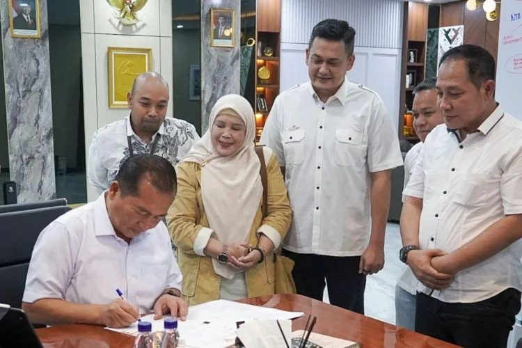 Gubernur NTB Lalu Muhamad Iqbal menandatangani konversi Bank Perkreditan Rakyat
(BPR) NTB menjadi BPR NTB Syariah di Kantor Gubernur NTB, Mataram, Nusa Tenggara
Barat, Rabu (14/10/2026). ANTARA/LINGKAR NETWORK.