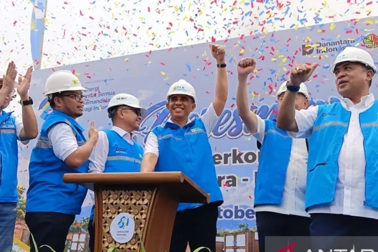 Sebanyak 89 Desa di Sulteng Masih Gelap, Pemprov Target Elektrifikasi Rampung 2028 1 Gubernur Sulawesi Tengah Anwar Hafid (tengah) didampingi Bupati Sigi Rizal Intjenae dan Direktur Manajemen Pembangkitan PT PLN (Persero) Rizal Calvary Marimbo saat meresmikan pengoperasian PLTD Sidera 20 MW di Kabupaten Sigi, Sulteng, Sabtu (17/10/2026). ANTARA/LINGKAR NETWORK.