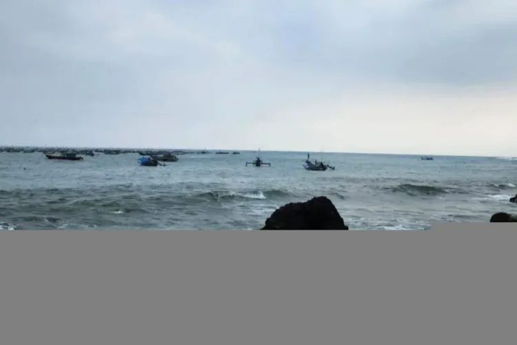 Gelombang tinggi masih terjadi di Pantai Jayanti, Kecamatan Cianjur, Kabupaten
Cianjur, sehingga pengawasan ditingkatkan guna menekan kecelakaan laut terutama
menimpa nelayan.ANTARA/LINGKAR NETWORK.