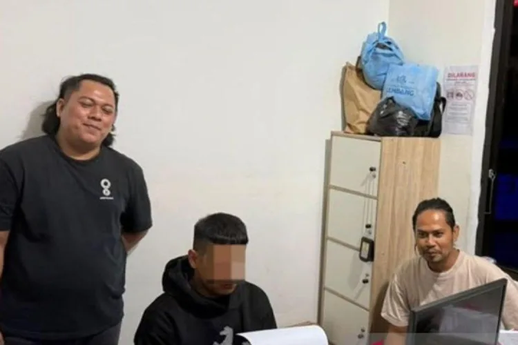 Dor! Pelajar Garut Tertembak Saat Berkemah, Pelaku Akhirnya Dibekuk 1 Polisi melakukan pemeriksaan terhadap terduga pelaku penembakan siswa di Markas
Polres Garut, Jawa Barat, Sabtu (10/10/2026). ANTARA/LINGKAR NETWORK.
