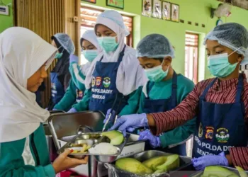 Kurangi Sampah Makanan, SPPG Polda DIY Uji Coba MBG Prasmanan untuk Siswa SD