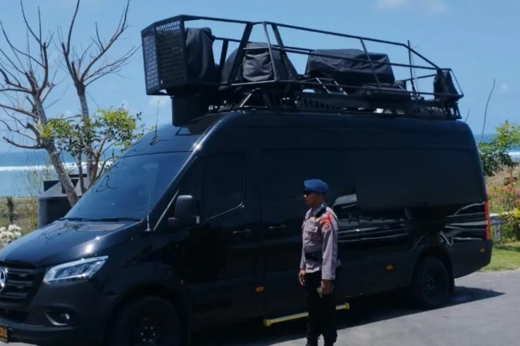 Awas Drone Liar! Satgas Antipesawat Nirawak Siaga di Mandalika 1 Personel Satgas Antipesawat Nirawak berdiri di samping kendaraan taktis dari
Bukit 360 Mandalika untuk tugas mencegah drone tanpa izin beterbangan saat
gelaran MotoGP 2026 di kawasan Sirkuit Mandalika, NTB, Kamis (8/10/2026).
(ANTARA/LINGKAR NETWORK)