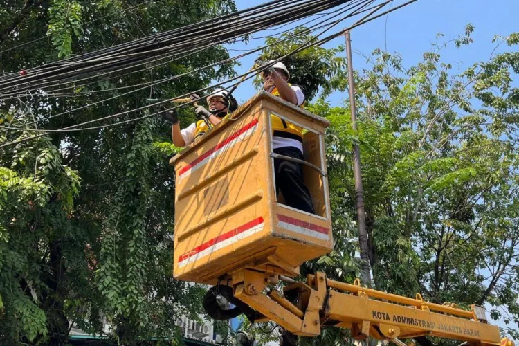 Ilustrasi - Pemerintah Kota Jakarta Barat melakukan penataan kabel udara
semrawut sepanjang 1,5 kilometer di Jalan Kusuma Raya, Grogol Petamburan,
Jakarta Barat. (ANTARA/HO-Dokumentasi Pribadi).