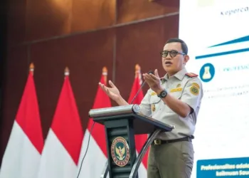 Kepala Barantin Abdul Kadir Karding memberikan sambutan dalam Rapat Koordinasi Nasional (Rakornas) Badan Karantina Indonesia 2026 di Pusat Pengembangan Sumber Daya Manusia Karantina, Bekasi, Jawa Barat, Kamis (15/10).