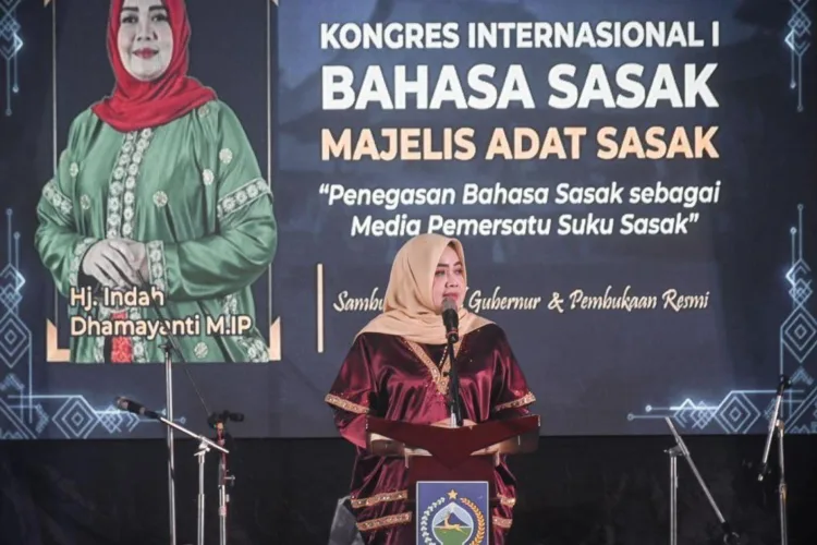 Selamatkan Bahasa Sasak, Wagub NTB Dorong Pembiasaan di Lingkungan Keluarga 1 Wakil Gubernur Nusa Tenggara Barat (NTB) Indah Dhamayanti Putri menyampaikan
sambutan saat membuka Kongres Internasional I Bahasa Sasak di Mataram, Nusa
Tenggara Barat, Rabu (28/10/2026). ANTARA/LINGKAR NETWORK.