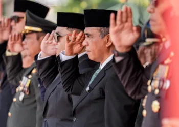 Gubernur Sulawesi Tengah Anwar Hafid mengikuti Upacara peringatan HUT ke-81 TNI di Mayonif 711/Raksatama, Kelurahan Tatura Selatan, Kota Palu pada Senin (5/10/2026). (Lingkar.news Network)