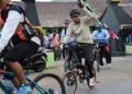 Cukup Pakai KTP! Pemkab Jember Jamin Pelayanan Kesehatan Gratis 5 Bupati Jember Muhammad Fawait (Gus Fawait) ikut dalam Gowes Bersama di wilayah Jenggawah, Senin (12/10/2026) sore. Pemkab Jember berkomitmen memberikan pelayanan kesehatan gratis bagi warga. (Lingkar.news Network)