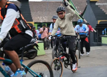 Bupati Jember Muhammad Fawait (Gus Fawait) ikut dalam Gowes Bersama di wilayah Jenggawah, Senin (12/10/2026) sore. Pemkab Jember berkomitmen memberikan pelayanan kesehatan gratis bagi warga. (Lingkar.news Network)