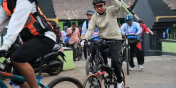 Cukup Pakai KTP! Pemkab Jember Jamin Pelayanan Kesehatan Gratis 4 Bupati Jember Muhammad Fawait (Gus Fawait) ikut dalam Gowes Bersama di wilayah Jenggawah, Senin (12/10/2026) sore. Pemkab Jember berkomitmen memberikan pelayanan kesehatan gratis bagi warga. (Lingkar.news Network)