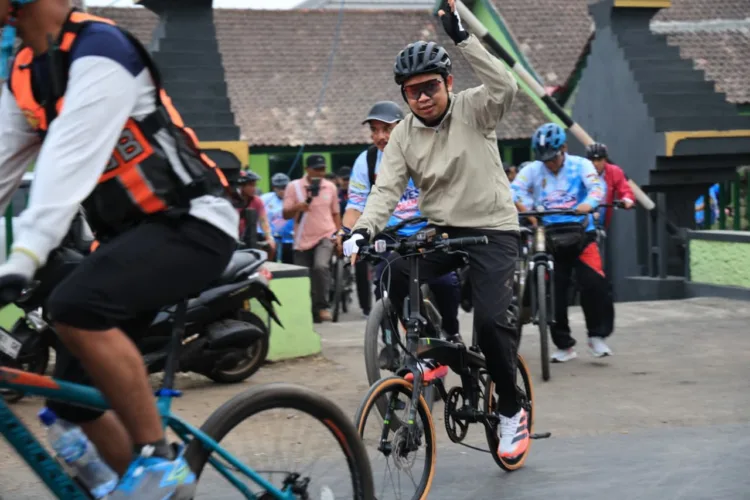 Cukup Pakai KTP! Pemkab Jember Jamin Pelayanan Kesehatan Gratis 1 Bupati Jember Muhammad Fawait (Gus Fawait) ikut dalam Gowes Bersama di wilayah Jenggawah, Senin (12/10/2026) sore. Pemkab Jember berkomitmen memberikan pelayanan kesehatan gratis bagi warga. (Lingkar.news Network)