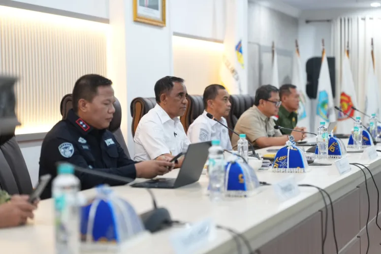 Pengawasan Lingkungan di Sulteng Diperketat, Anwar Hafid Siapkan Satgas 1 Gubernur Sulteng Anwar Hafid memimpin Rakor Upaya Pencegahan dan Penegakan Hukum Lingkungan Hidup Wilayah Sulawesi Tengah di Ruang Rapat Polibu, Kantor Gubernur Sulawesi Tengah, Rabu (14/10/2026). Rakor ini bertujuan untuk koordinasi penguatan pengawasan lingkungan di Sulteng.