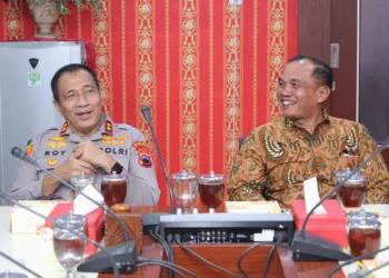 Ketua DPRD Jateng Sumanto berbincang dengan Kapolda Jateng Irjen Pol Roy Hardi, dalam kunjungan silaturahmi Kapolda beserta jajaran di Gedung Berlian, Semarang, Kamis (15/10/2026). (Lingkar.news Network)
