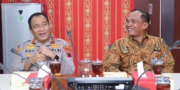 Ketua DPRD Jateng Sumanto berbincang dengan Kapolda Jateng Irjen Pol Roy Hardi, dalam kunjungan silaturahmi Kapolda beserta jajaran di Gedung Berlian, Semarang, Kamis (15/10/2026). (Lingkar.news Network)