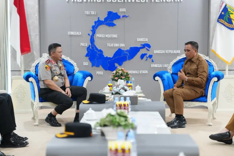 Gubernur Sulteng Anwar Hafid menerima kunjungan Kapolda Sulteng Irjen Pol. Rizal Irawan di ruang kerjanya, Senin (19/10/2026). (Lingkar.news Network)